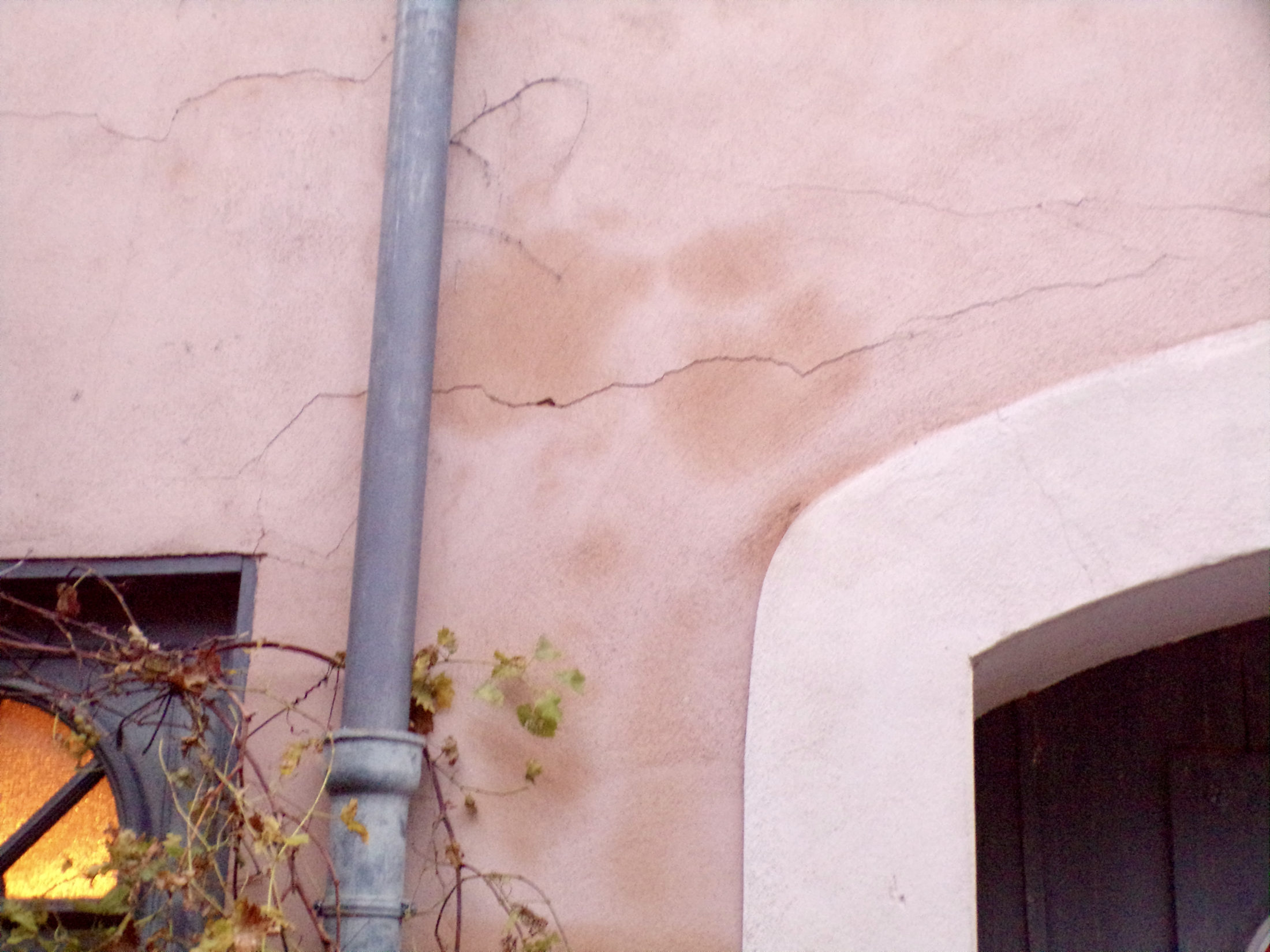 Fissures et humidité en façade